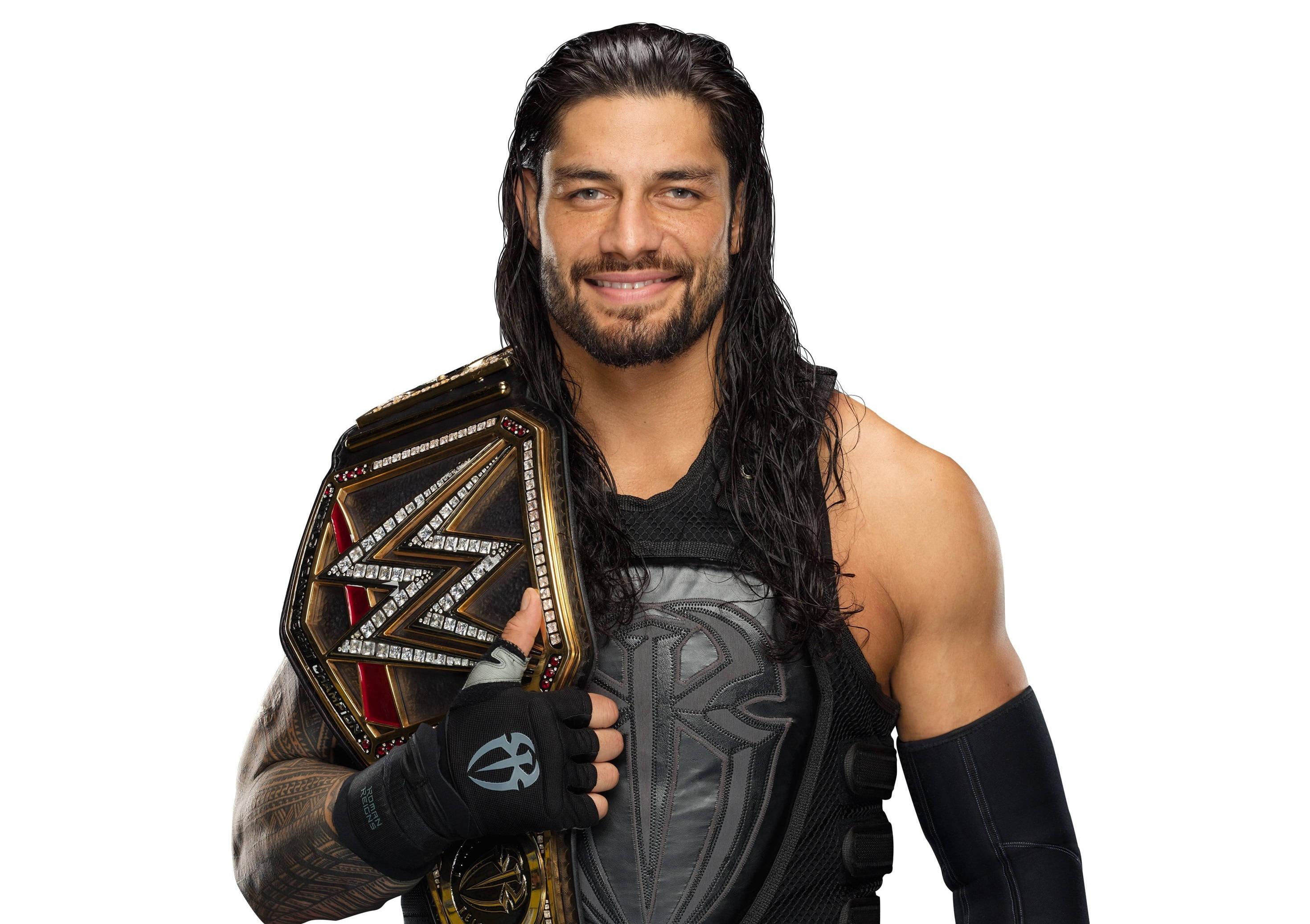 Roman 桌布 壁紙 — WWE超級巨星Roman Reigns自信地微笑，手持冠軍腰帶，背景為純白色。