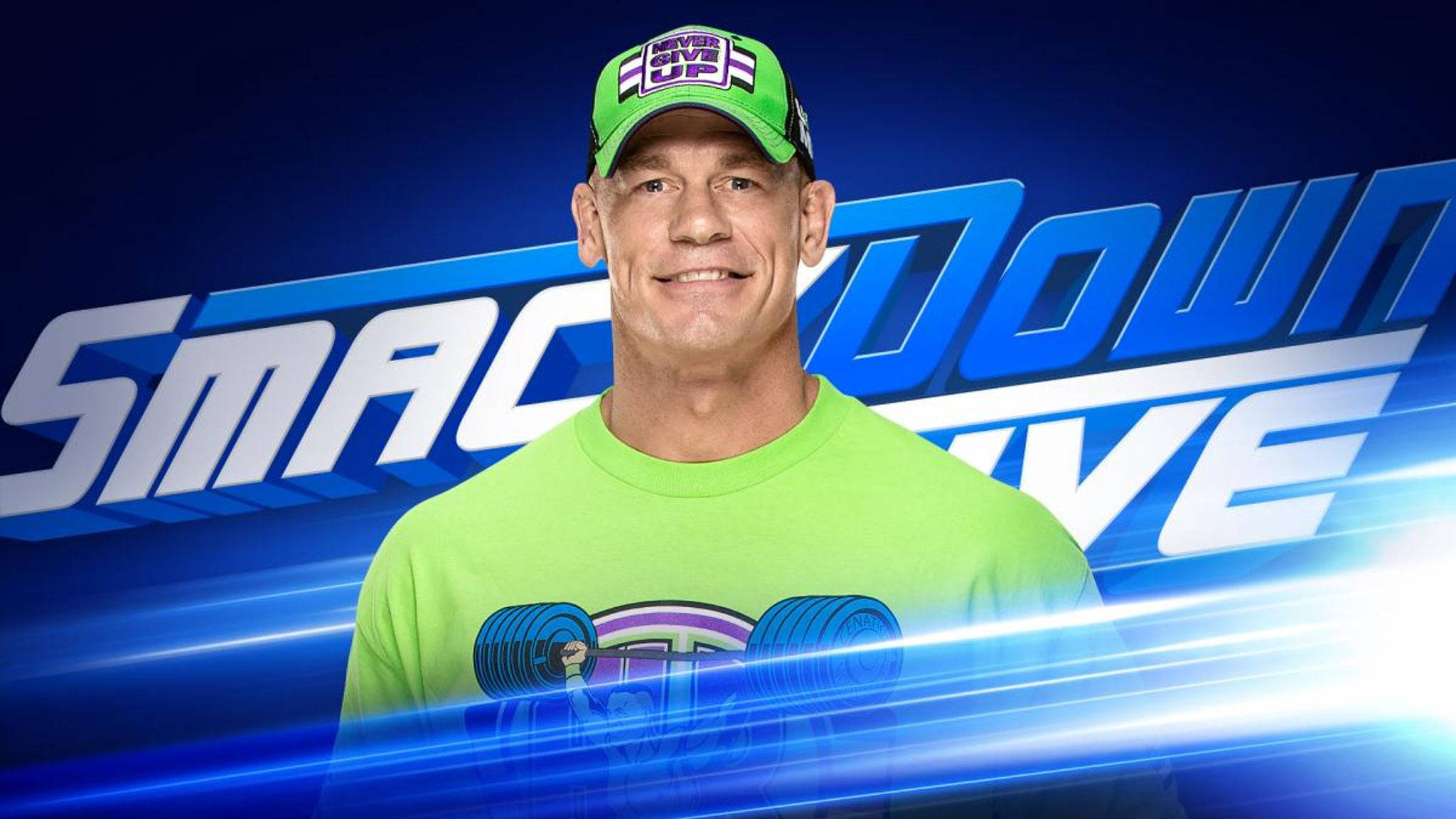 約翰·希南 桌布 壁紙 — WWE超級巨星約翰·希南（John Cena）穿著亮綠色襯衫和帽子，在帶有發光光條的動態藍色SmackDown Live背景下自信地微笑。