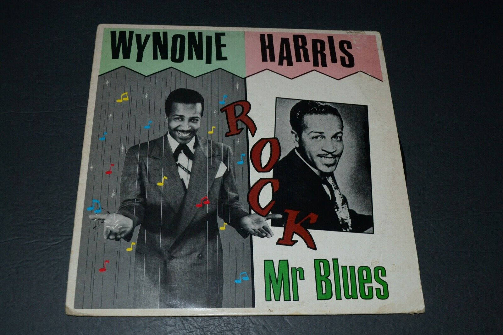 音樂 桌布 壁紙 — Wynonie Harris 的復古黑膠唱片封面，採用大膽多彩的字體和音符，背景為條紋圖案。