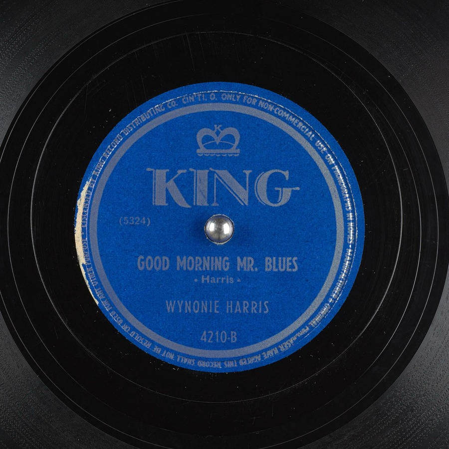 vinyl 桌布 壁紙 — Wynonie Harris 的《Good Morning Mr. Blues》的King Records黑膠唱片標籤特寫，中心為藍色，文字為銀色。