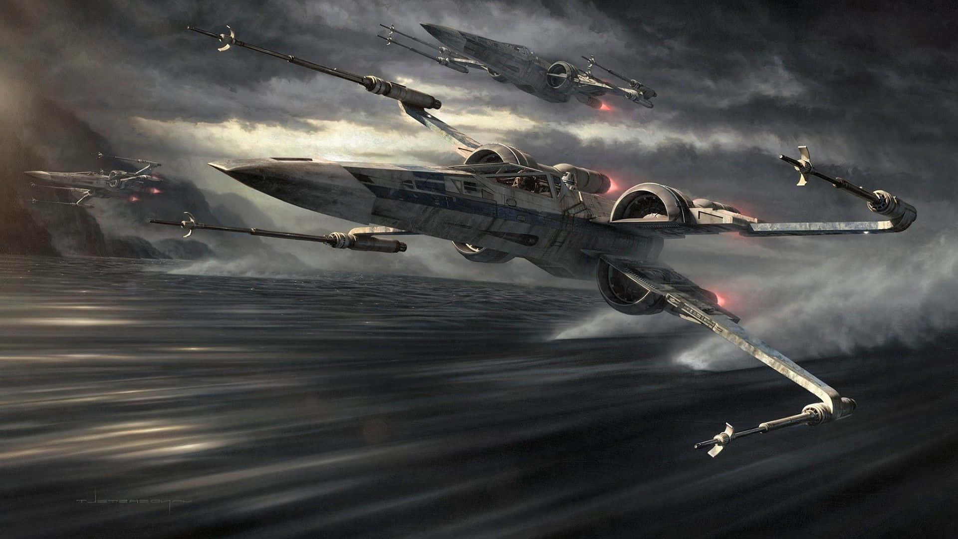 Star Wars X Wing 桌布 壁紙 — X-wing 星際戰機在黑暗多雲的天空下，帶著紅色引擎光芒，低飛過波濤洶湧的海浪。