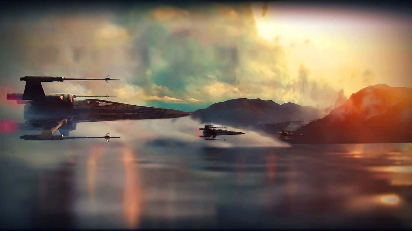 X-wing Fighter 桌布 壁紙 — X-wing 星際戰鬥機在戲劇性的日落天空下，低飛過霧氣瀰漫的水面，背景是山脈。