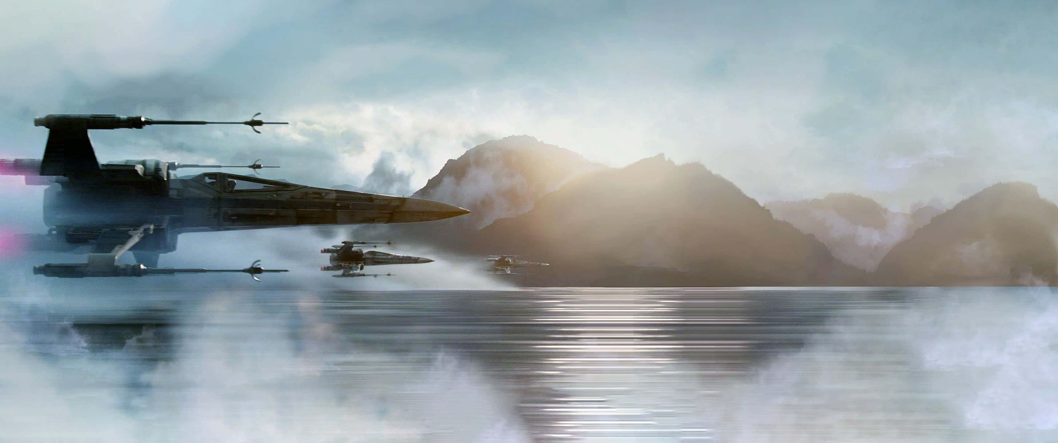 X-wing Fighter 桌布 壁紙 — X-wing 星際戰鬥機在霧氣瀰漫的水面上翱翔，山峰在柔和的晨光中閃耀。