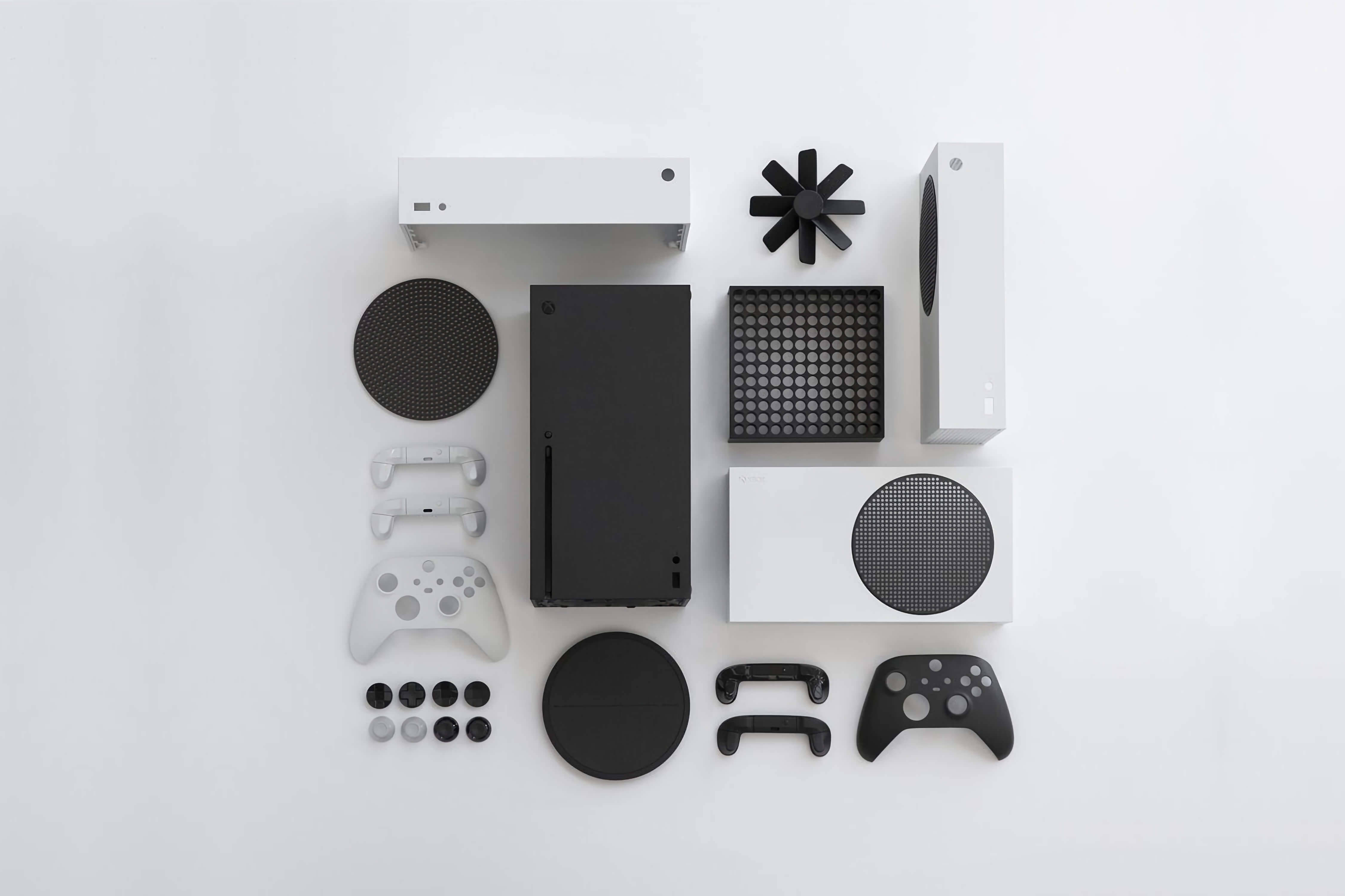 X 桌布 壁紙 — Xbox 主機組件整齊排列在白色表面上的極簡平鋪佈局。