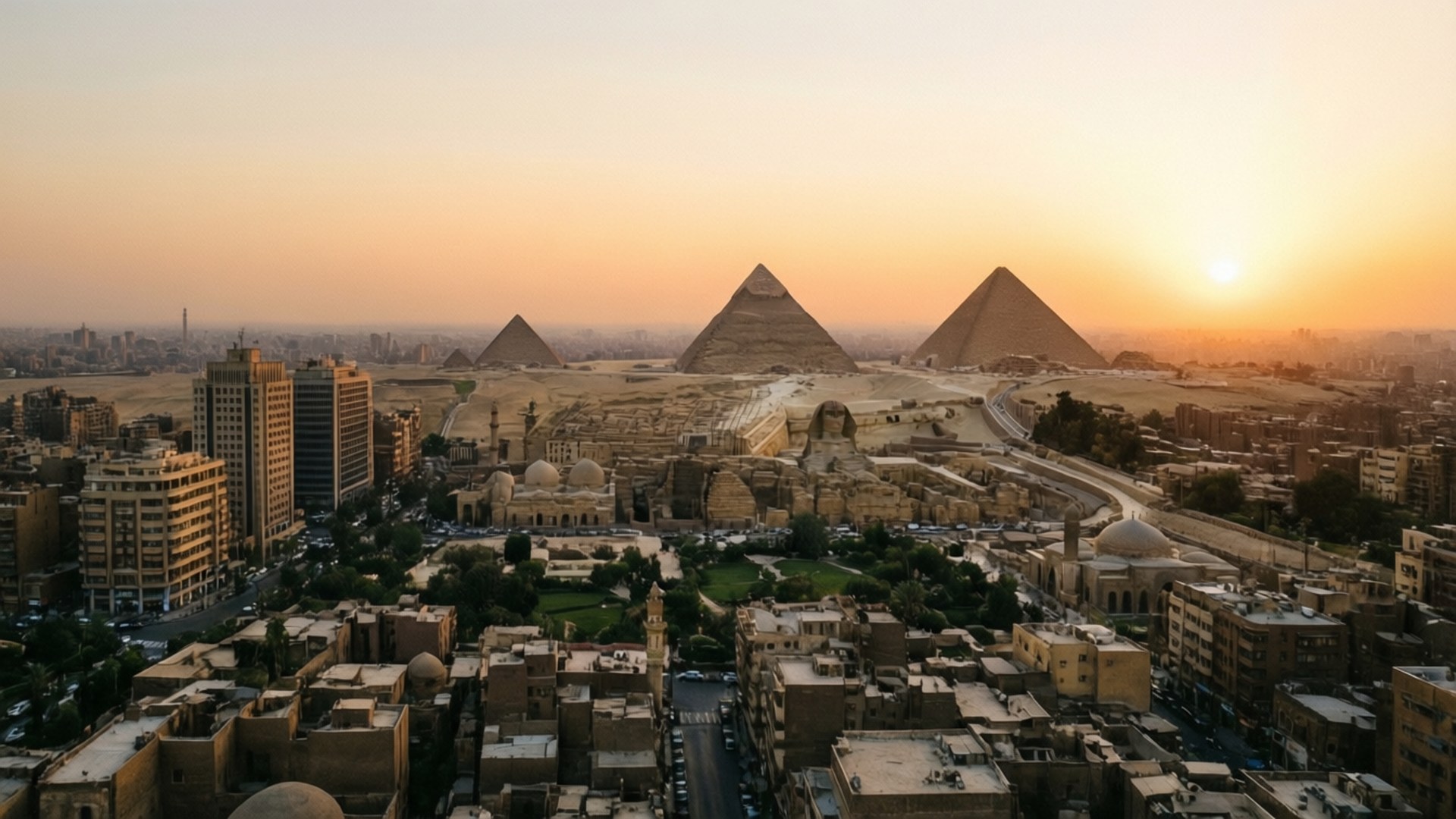 Cairo Sunset Skyline 壁紙 — 夕陽將吉薩金字塔沐浴在金色光芒中，現代開羅在下方延伸，擁有圓頂清真寺和繁忙的街道。