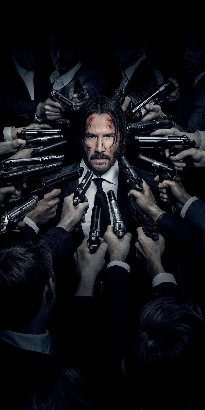 西裝男子在黑暗場景中被持槍武裝男子包圍 — John Wick 壁紙