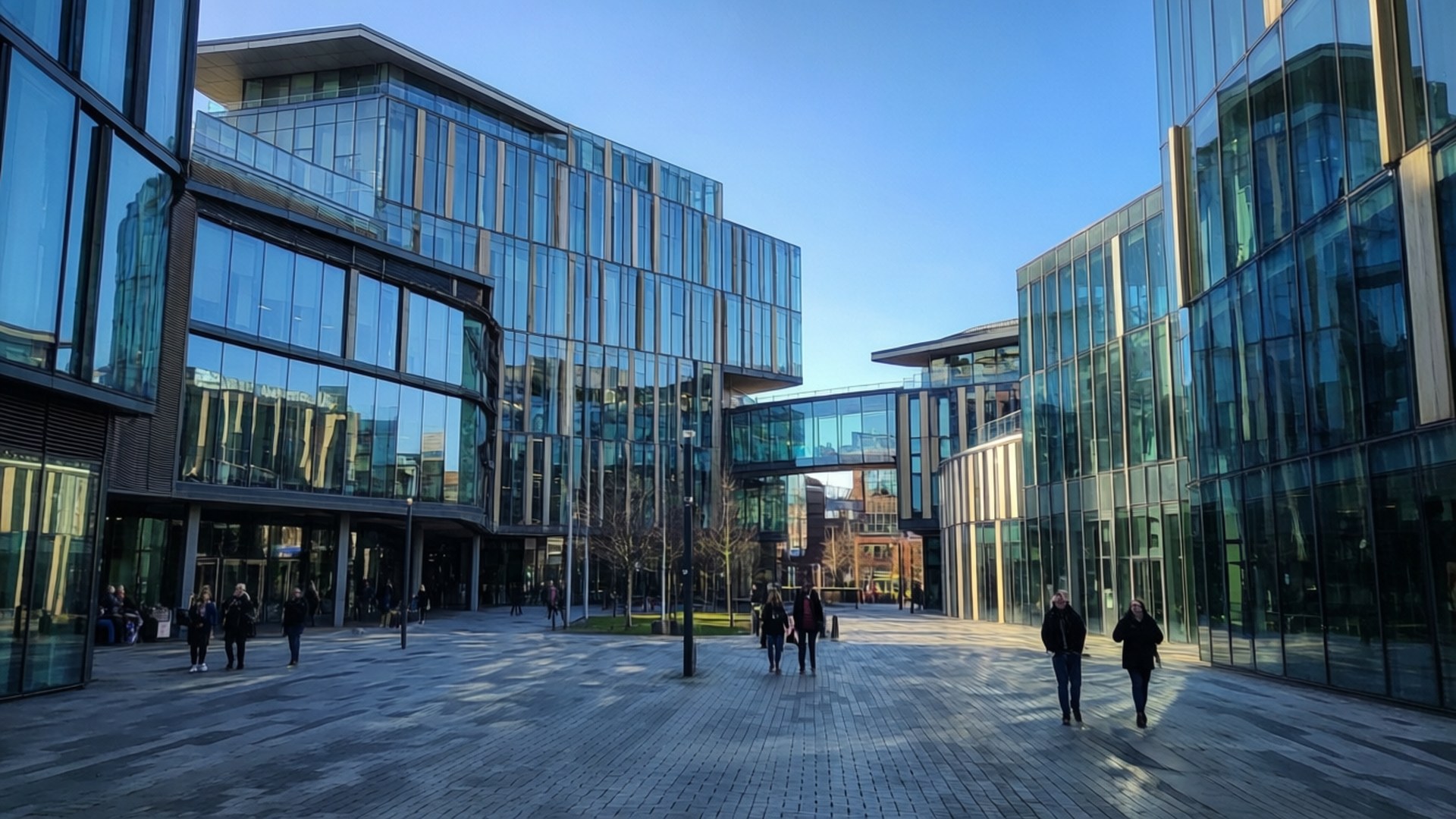 Paradise Birmingham Modern 壁紙 — 現代玻璃摩天大樓倒映藍天，繁忙的城市廣場上行人走在鋪砌的地面上。