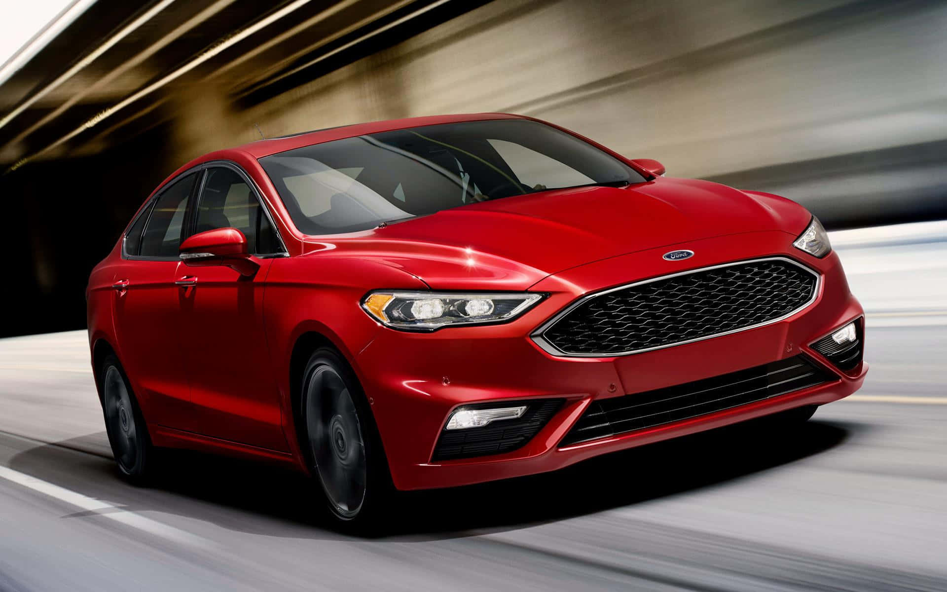 Ford Fusion 桌布 壁紙 — 一輛鮮紅色的福特Fusion轎車在隧道中高速行駛，動態模糊效果突顯其時尚現代設計。