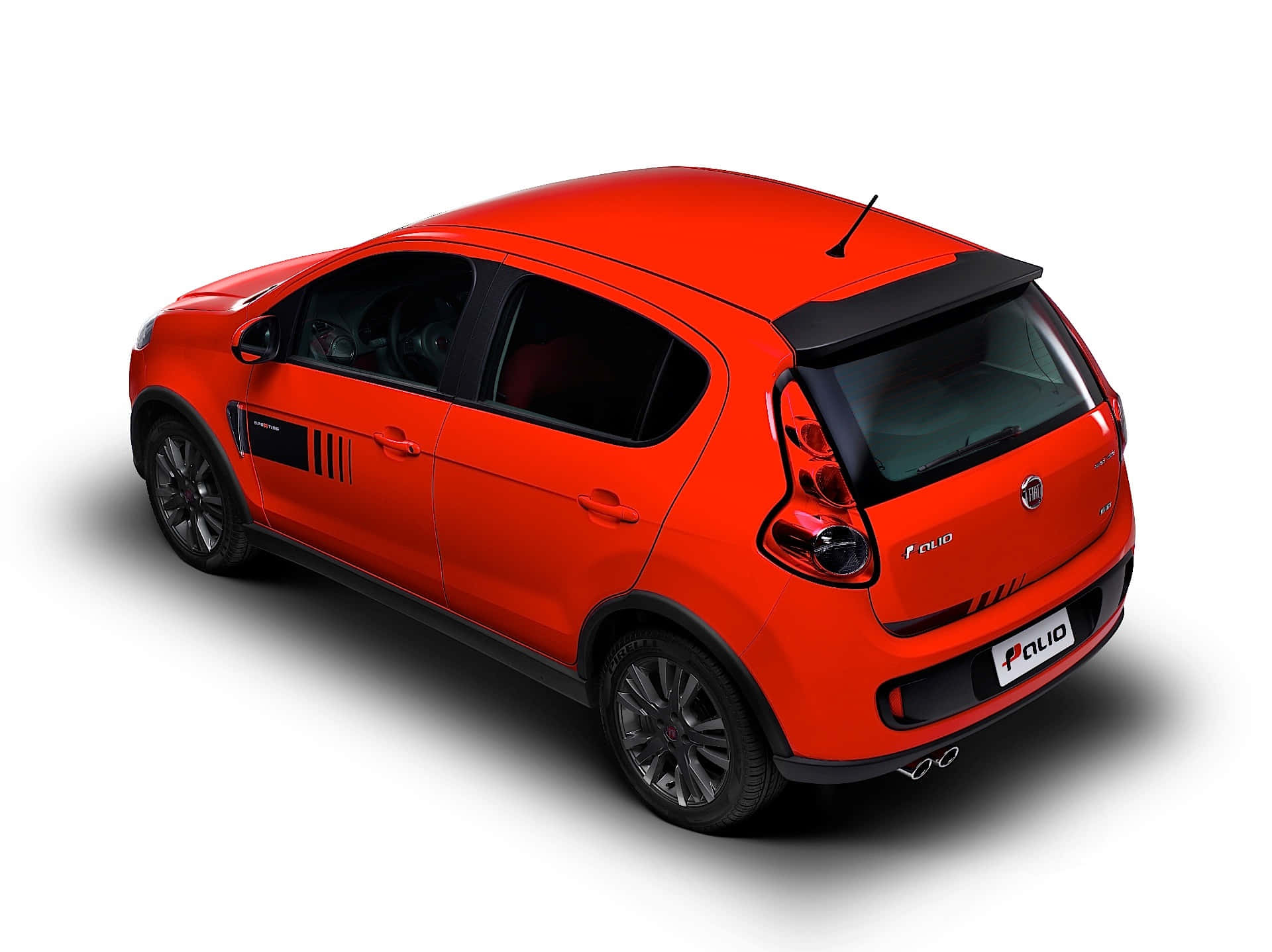 Fiat Palio 桌布 壁紙 — 鮮紅色菲亞特派力奧掀背車在白色背景上以工作室拍攝的後方四分之三角度展示。