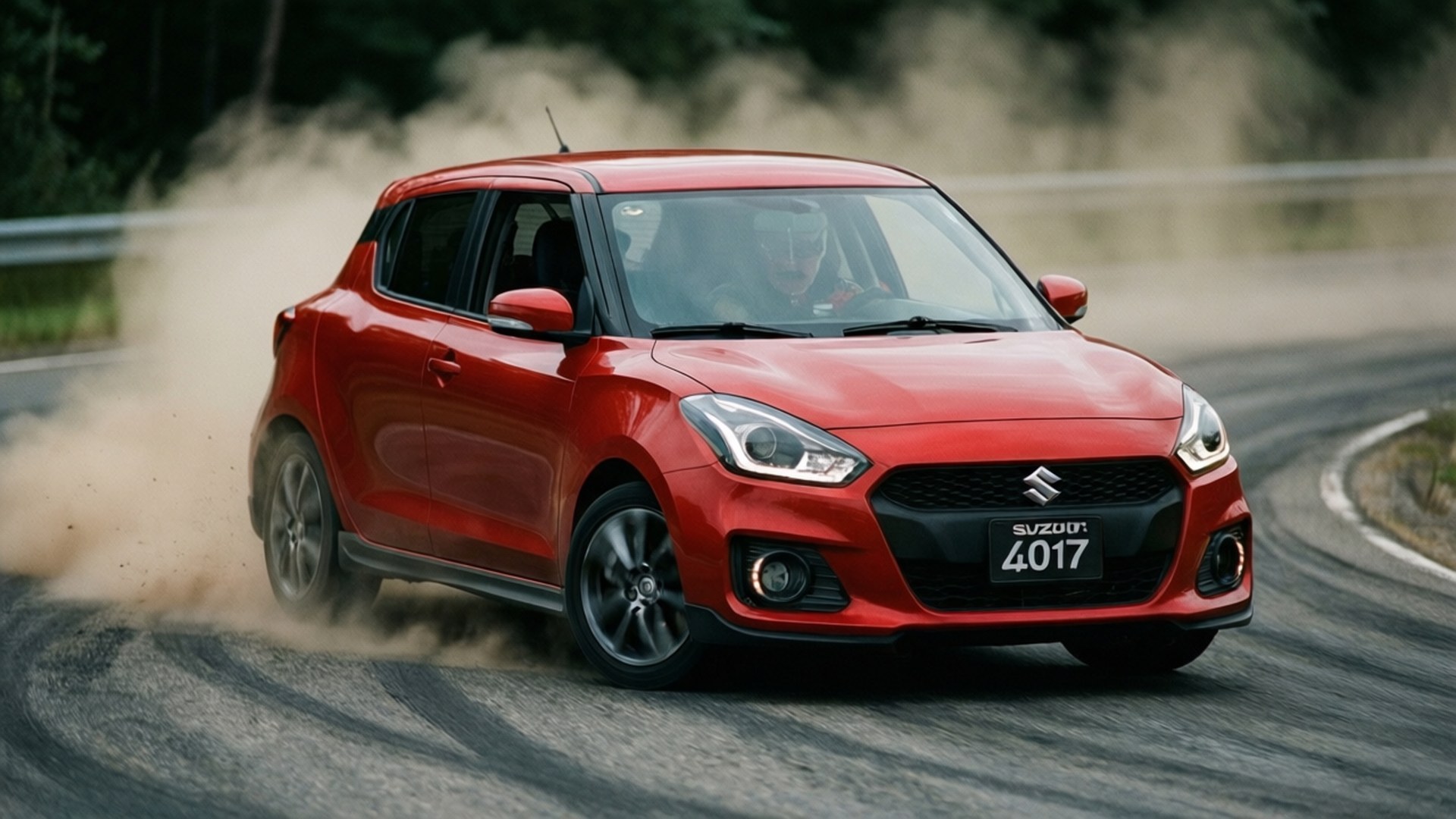Swift Drift Action 壁紙 — 一輛鮮紅色的鈴木 Swift 在潮濕的林間道路上飄移，揚起濃厚的灰塵和水霧。