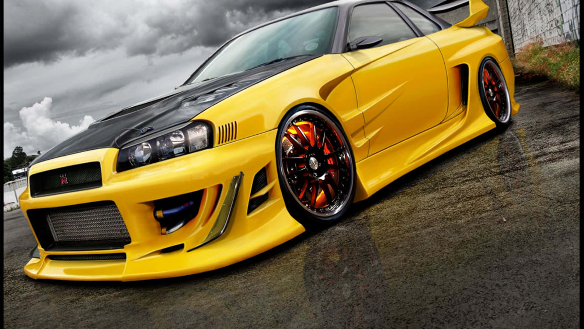Fantasy Cars 桌布 壁紙 — 一輛鮮黃色和黑色的改裝跑車，帶有紅色制動卡鉗，停在暴風雨天空下的潮濕路面上。