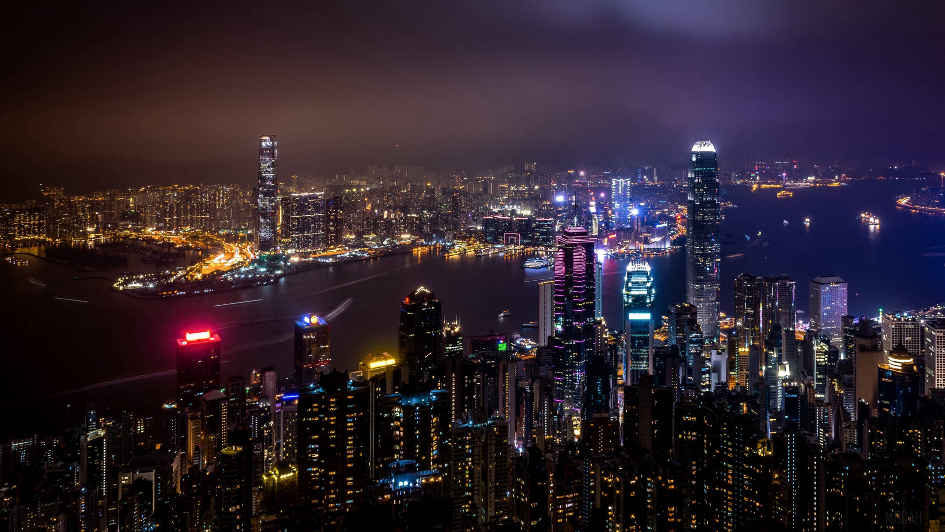 夜間香港天際線，燈火通明的摩天大樓和海港燈光。 — 夜景城市 壁紙