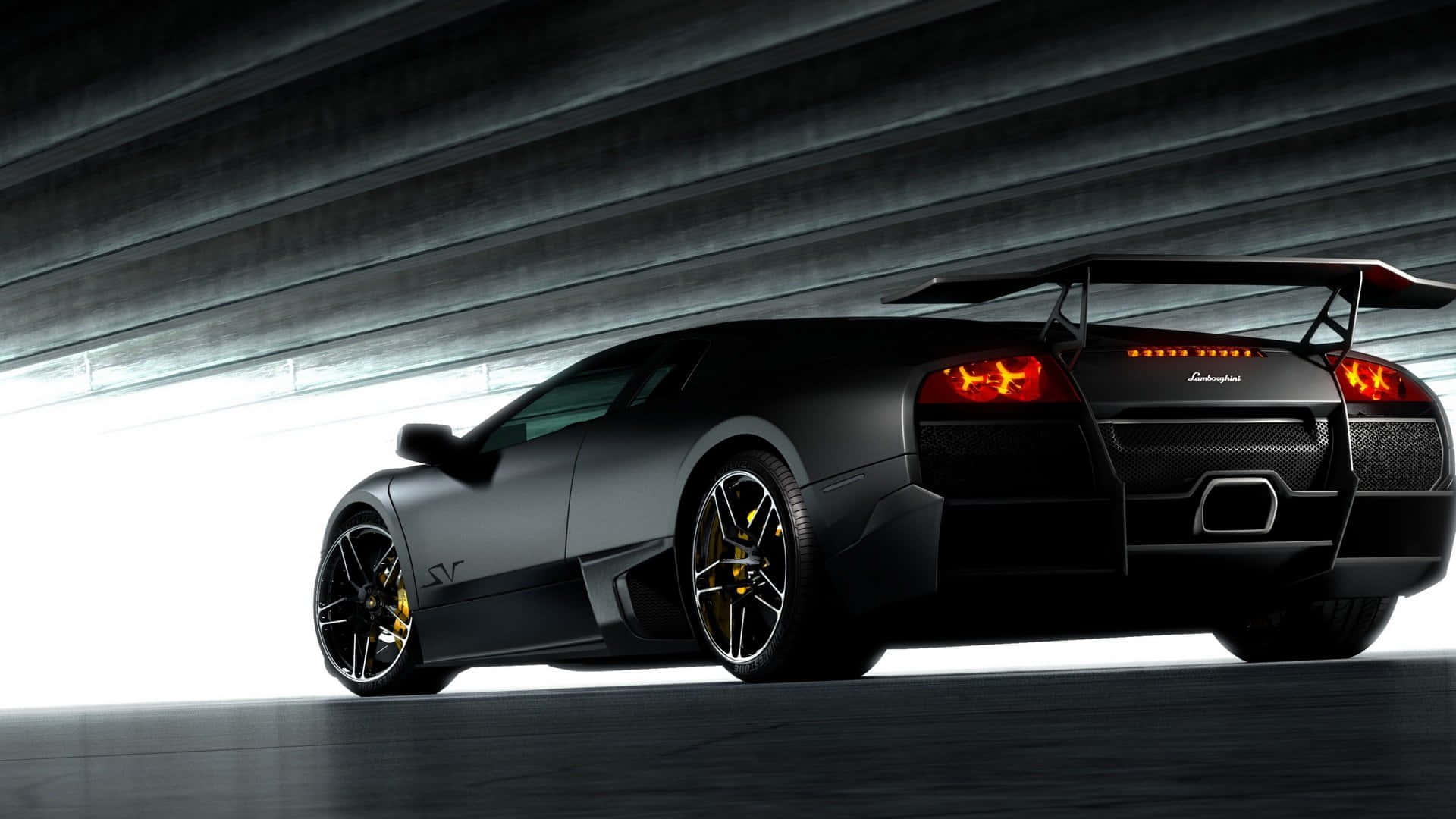 Lamborghini Murciélago 桌布 壁紙 — 一輛消光黑色的藍寶堅尼 Murciélago SV 在混凝土高架橋下，亮起橙色尾燈，在強烈背光下顯得格外醒目。