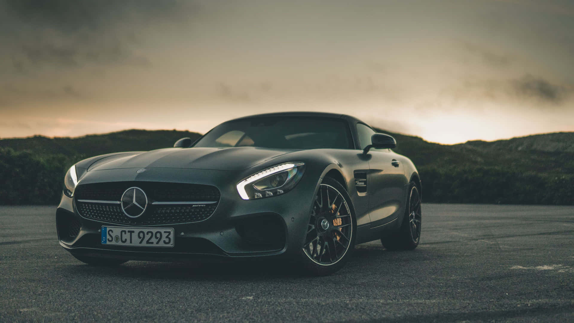 消光黑色Mercedes-AMG GT跑車在日落時停在山路上。 — 4K 奔馳壁紙 壁紙