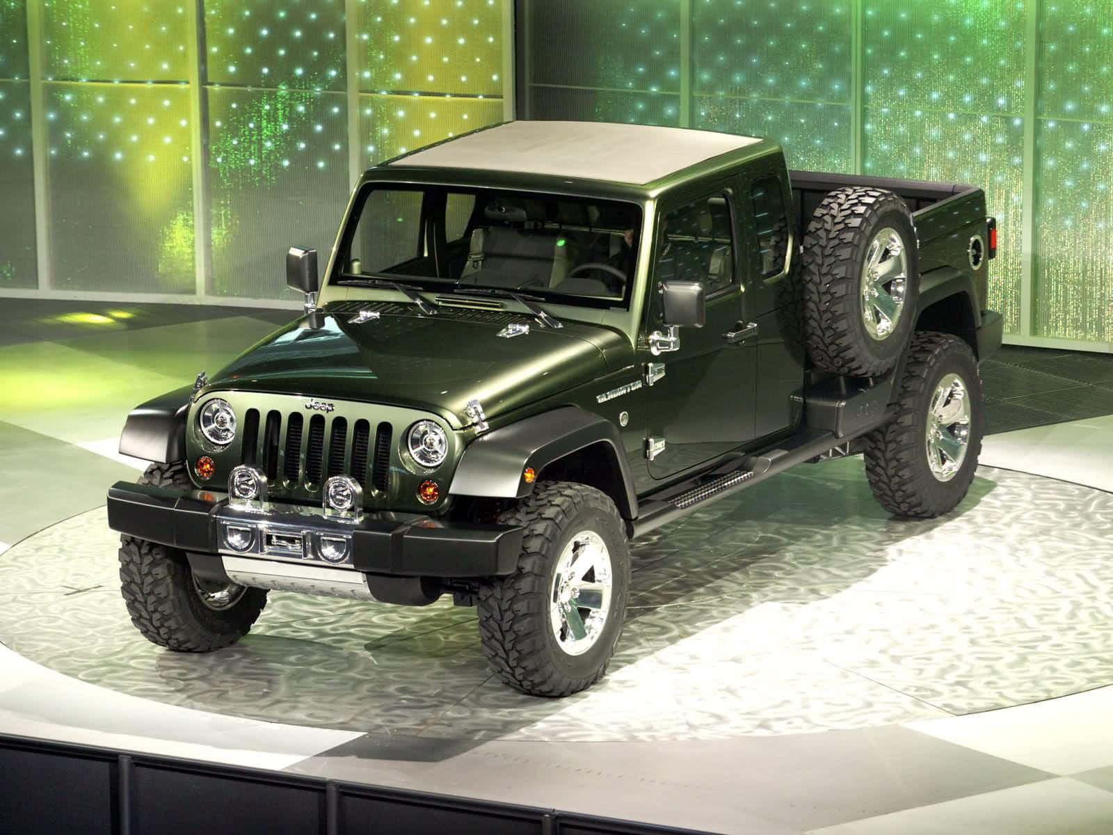 Jeep Gladiator 桌布 壁紙 — 一輛消光綠色的Jeep Wrangler皮卡車，備胎安裝在後擋泥板上，在綠色星空背景下展示於圓形舞台上。
