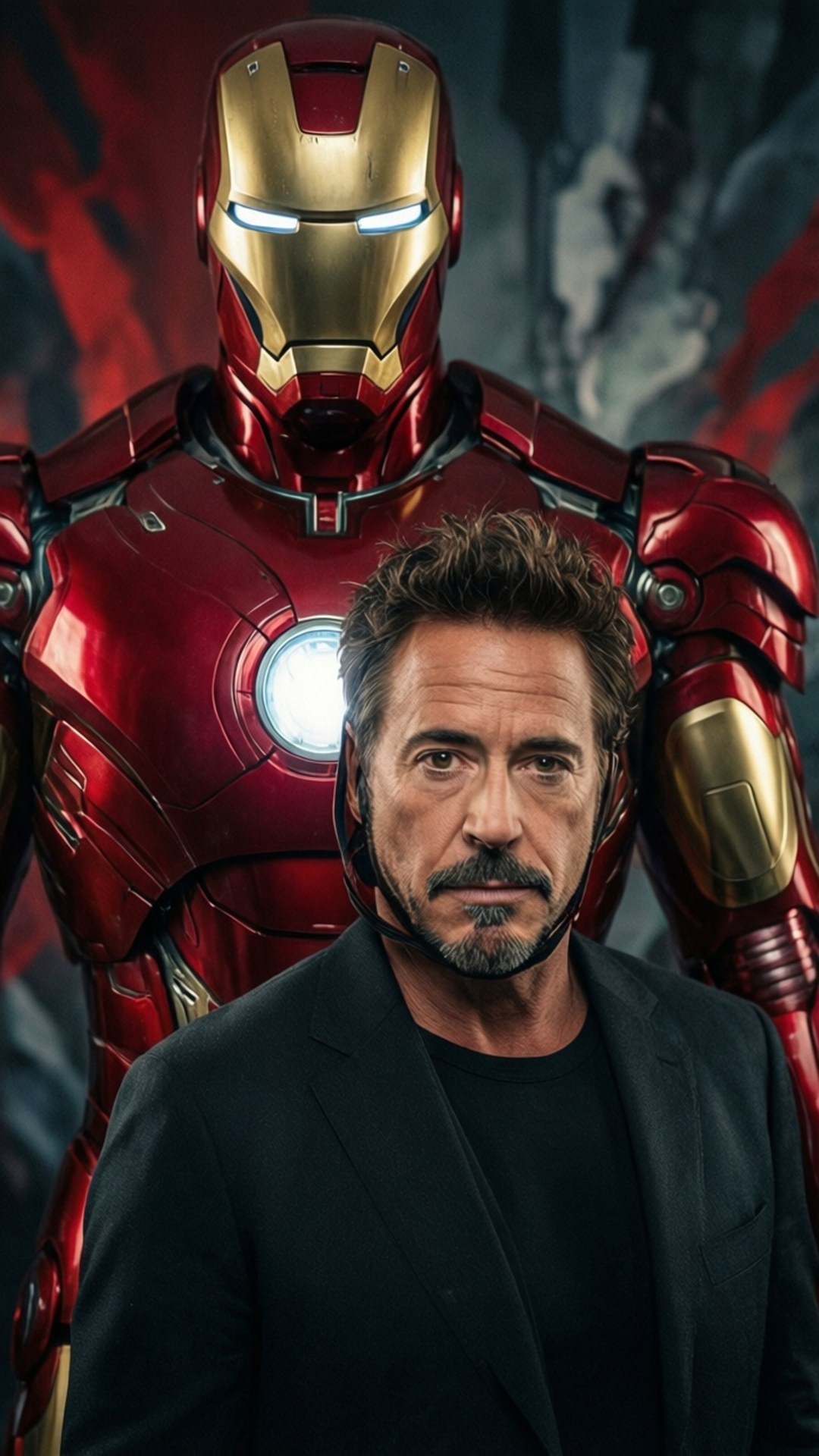 Iron Man Reveal 壁紙 — 小勞勃·道尼站在一個高聳的紅色和金色鋼鐵人套裝前，套裝有發光的眼睛和胸部弧形反應器。