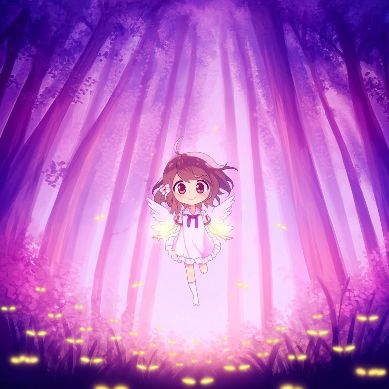 Fairy's Light 壁紙 — 一個棕色頭髮、白色翅膀的小天使漂浮在一個由金色螢火蟲照亮的發光紫色森林中。