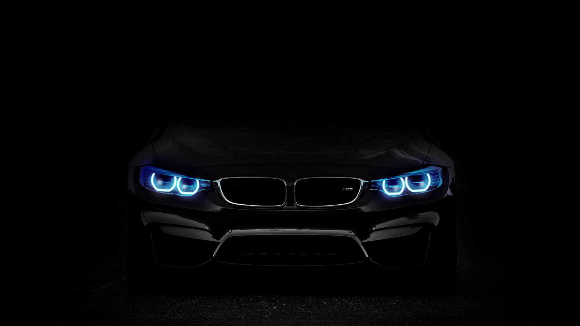黑暗中帶有藍色發光頭燈的黑色BMW M4。 — 汽車 4K 壁紙