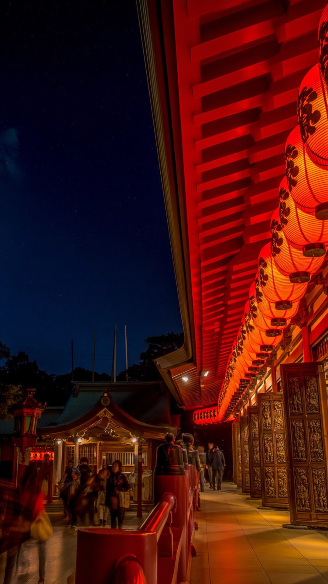 Osu Kannon Night Glow 壁紙 — 星空下，傳統日本神社被紅色燈籠照亮的夜景。
