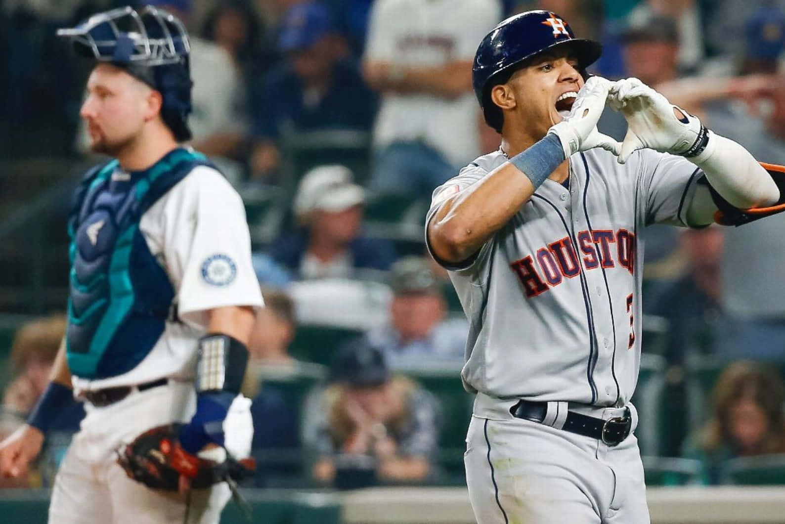  壁紙 — 休士頓太空人棒球選手在夜間比賽成功擊球後，雙手比出心形慶祝。