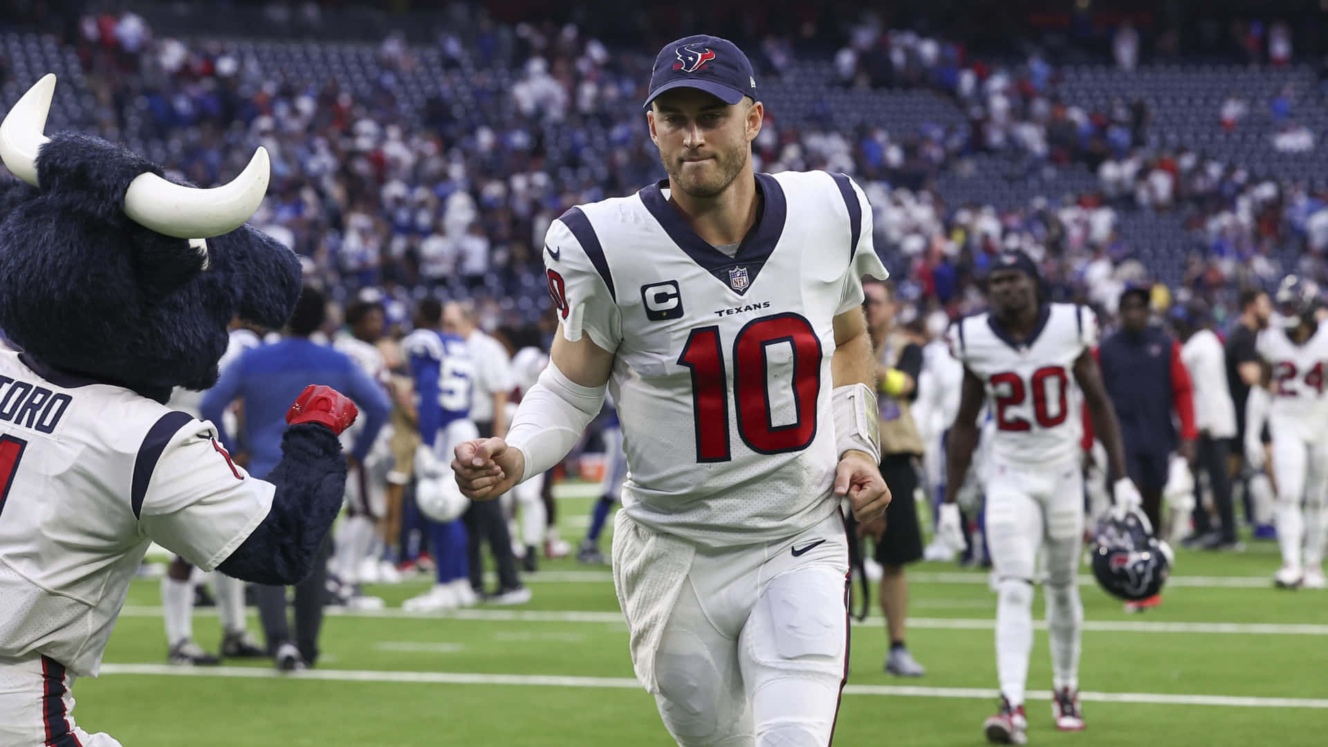  壁紙 — 休士頓德州人四分衛球衣10號在比賽期間離場，與球隊的公牛吉祥物握手。