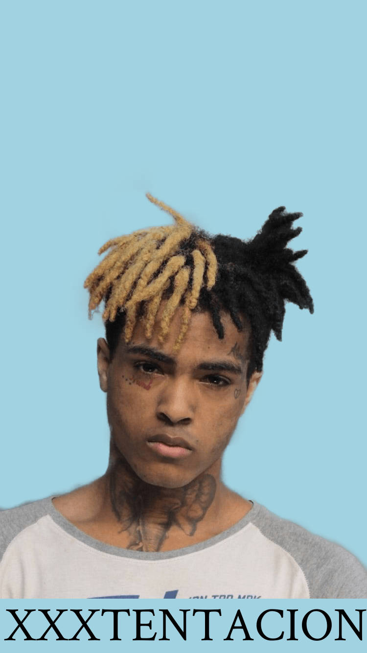 XXXTENTACION 桌布 壁紙 — XXXTENTACION 的肖像，帶有雙色辮子，背景為純淺藍色。