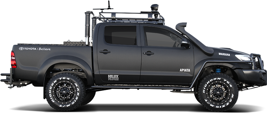 啞光黑色豐田 Hilux 皮卡車，配備越野輪胎和車頂行李架。 — Toyota Supra 壁紙