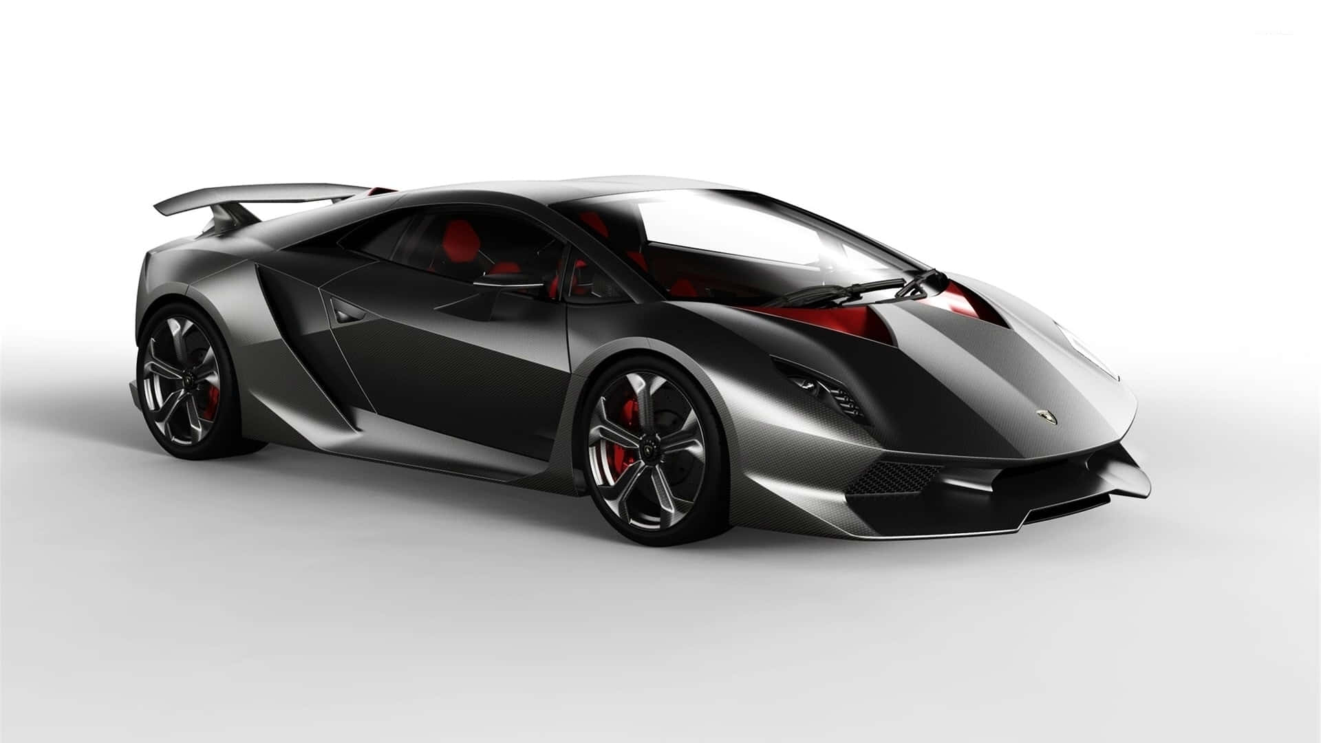 Lamborghini Sesto Elemento 桌布 壁紙 — 一架時尚的啞光黑色藍寶堅尼跑車，配備紅色內裝和輪圈，孤立地站在白色攝影棚地板上。