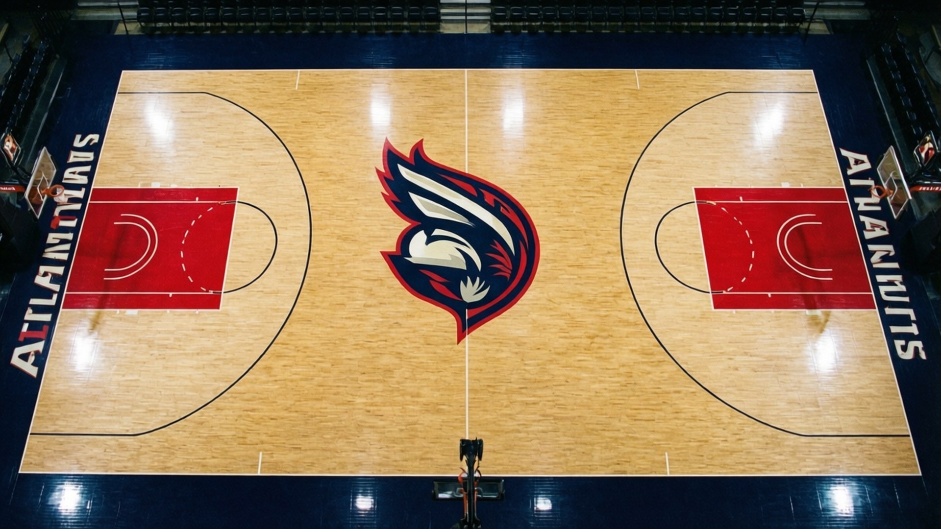 Center Court Logo 壁紙 — 亞特蘭大老鷹隊籃球場的鳥瞰圖，拋光木地板和球隊標誌在明亮的場館燈光下居中。