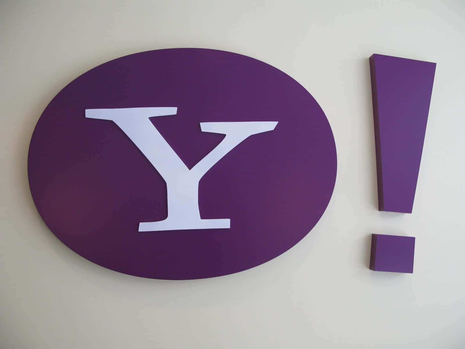 Yahoo 標誌在牆上 壁紙