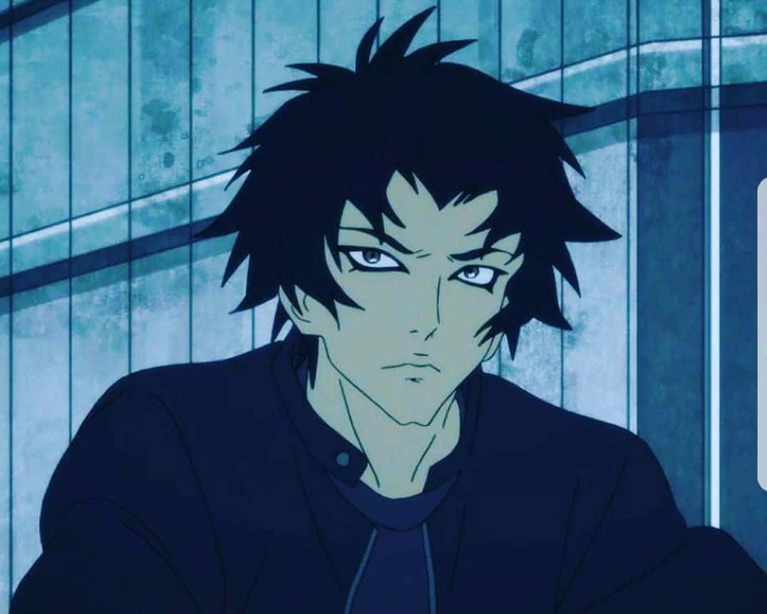 Devilman Crybaby Akira 桌布 壁紙 — 一個嚴肅的動畫男性，有著黑色刺蝟頭，正專注地凝視著帶有藍色色調的窗牆。