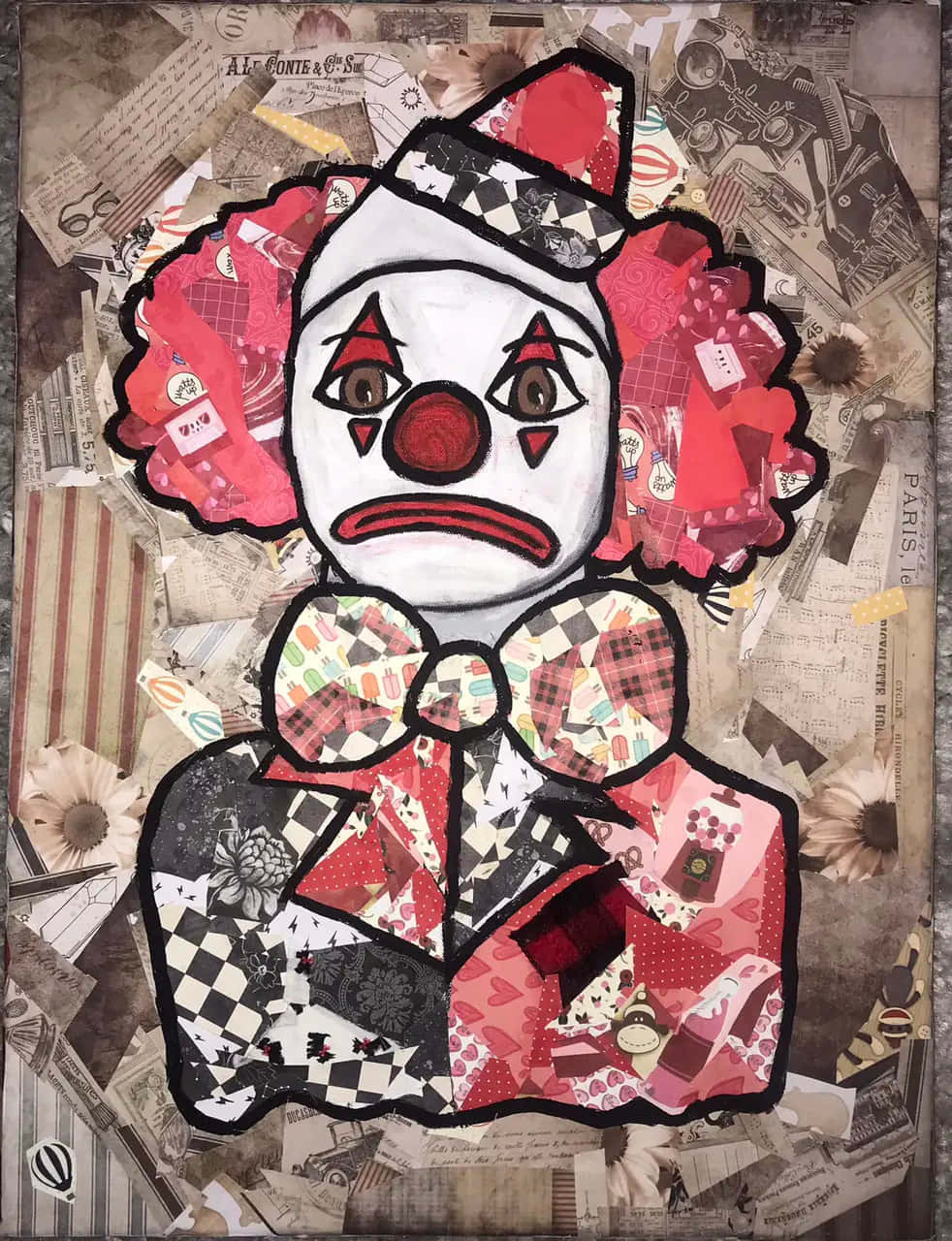  壁紙 — 一個紅髮格子服裝的憂鬱小丑從復古報紙剪報和花卉圖案的拼貼中浮現。