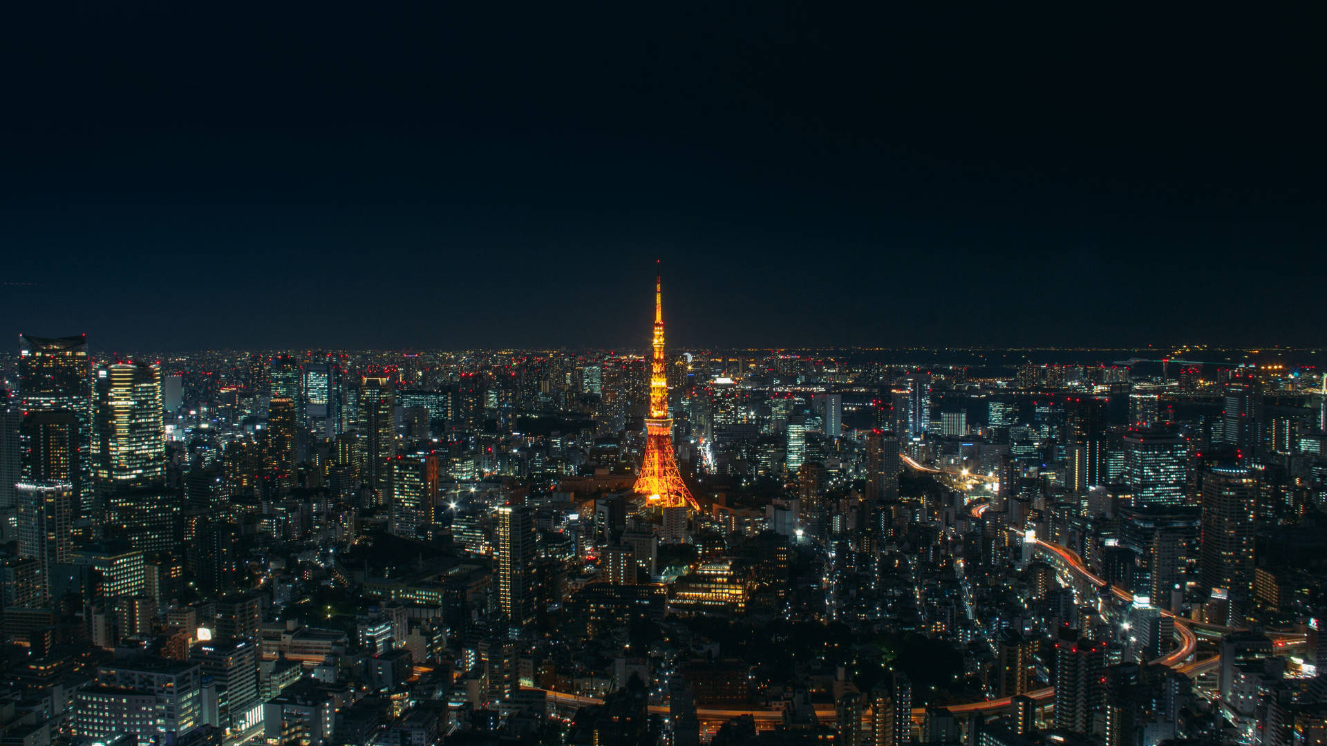 夜晚東京的鳥瞰圖，標誌性的東京塔被照亮。 — 東京鐵塔 壁紙