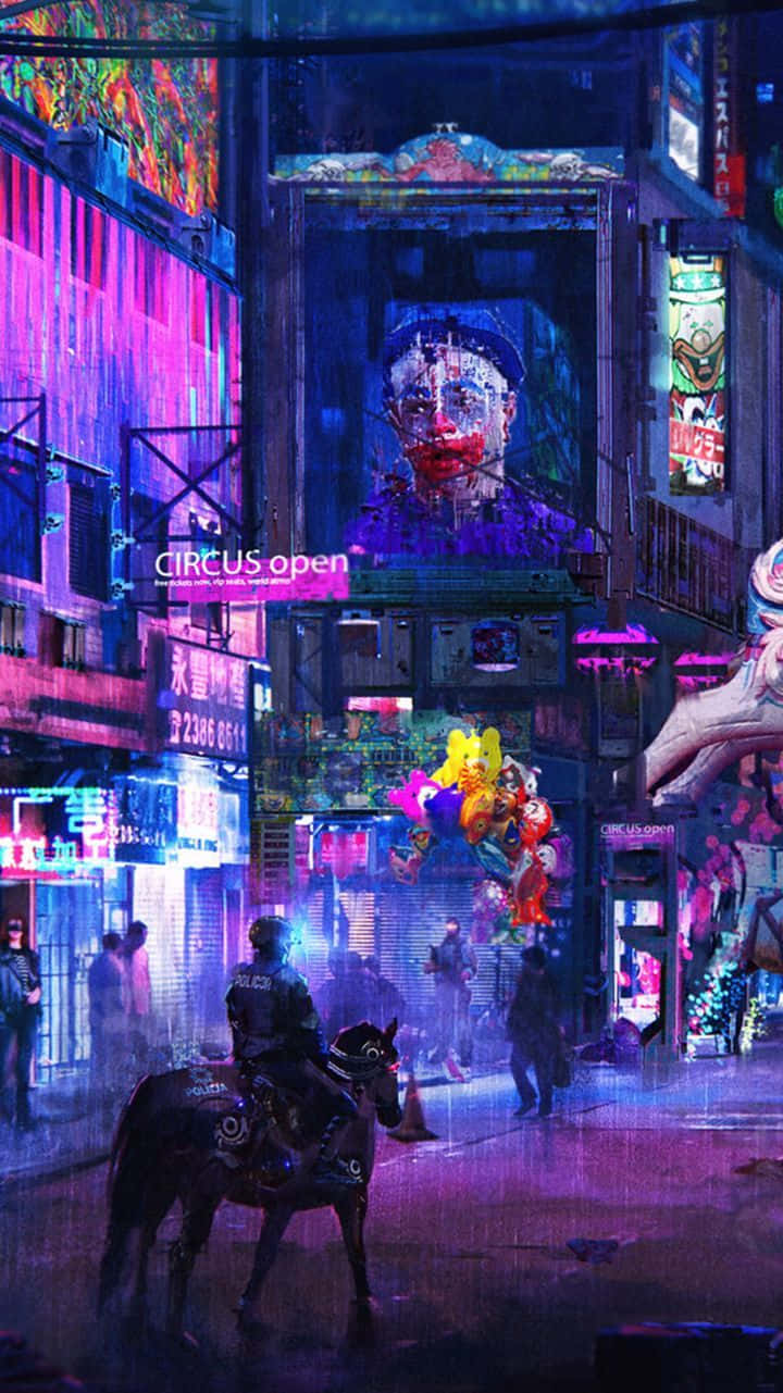  壁紙 — 夜晚一條充滿霓虹燈的賽博朋克街道，一名騎警在發光的廣告牌和巨大的小丑臉螢幕下。