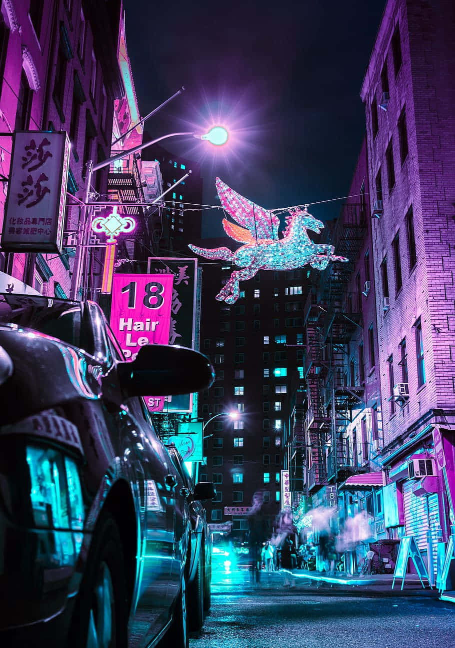  壁紙 — 夜晚霓虹燈閃爍的城市小巷，停泊的汽車和發光招牌上方有一個發光的有翼馬雕塑。