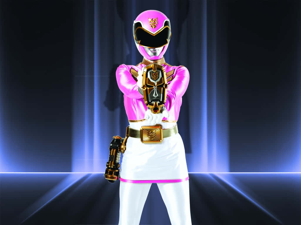  壁紙 — 一個粉紅色和白色的Power Ranger自信地站在一個由藍色聚光燈照亮的黑暗舞台上，手持武器。