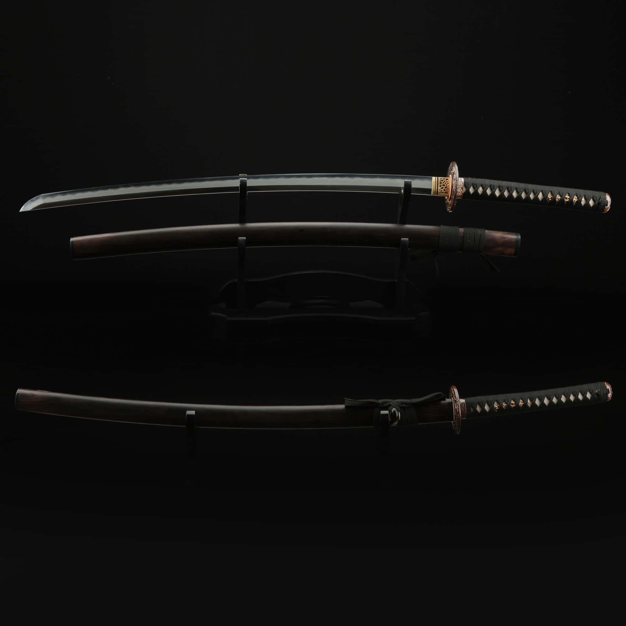 Nichirin Blades 桌布 壁紙 — 一把傳統日本武士刀連刀鞘水平展示在簡潔的黑色背景上。