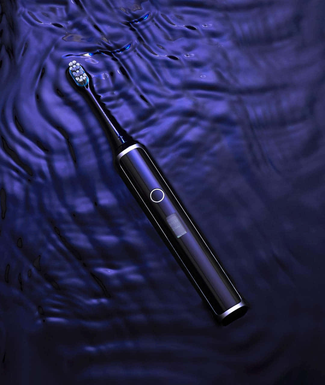  壁紙 — 一把時尚的黑色電動牙刷漂浮在帶有反光高光的漣漪深藍色水面上。