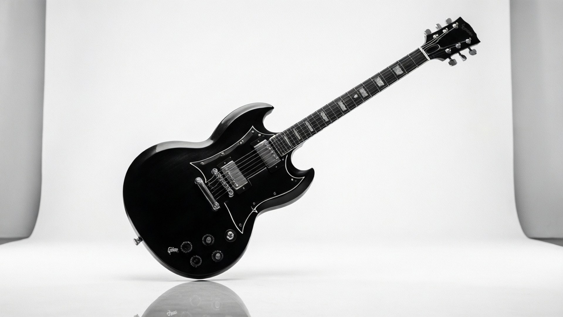Gibson SG 桌布 壁紙 — 一把時尚的黑色Gibson電吉他斜放在反射性白色錄音室地板上，背景無縫。