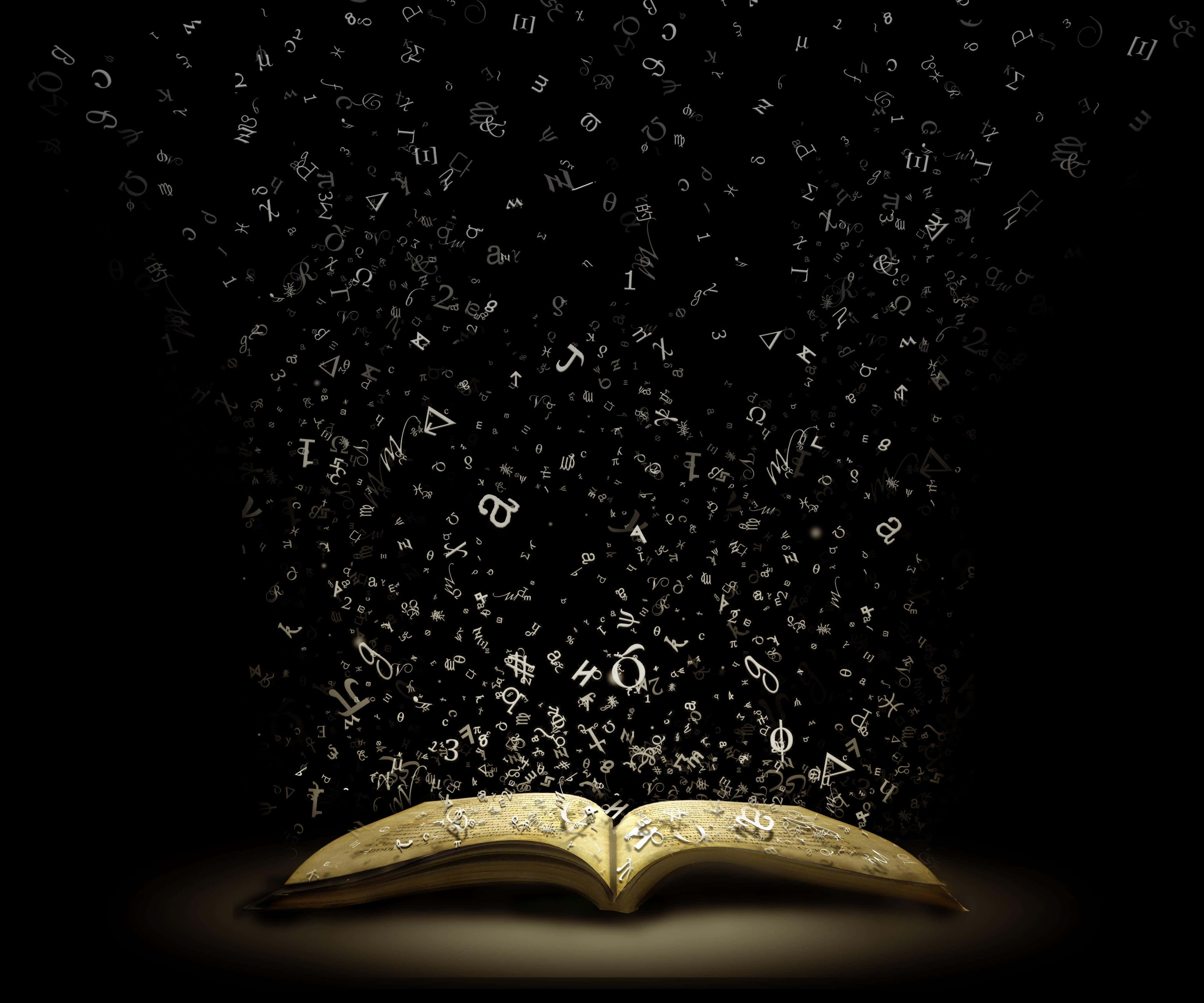 Fantasy Books 桌布 壁紙 — 一本打開的金色書本像魔法傳送門一樣，向黑暗虛空發出發光的符號和字母。