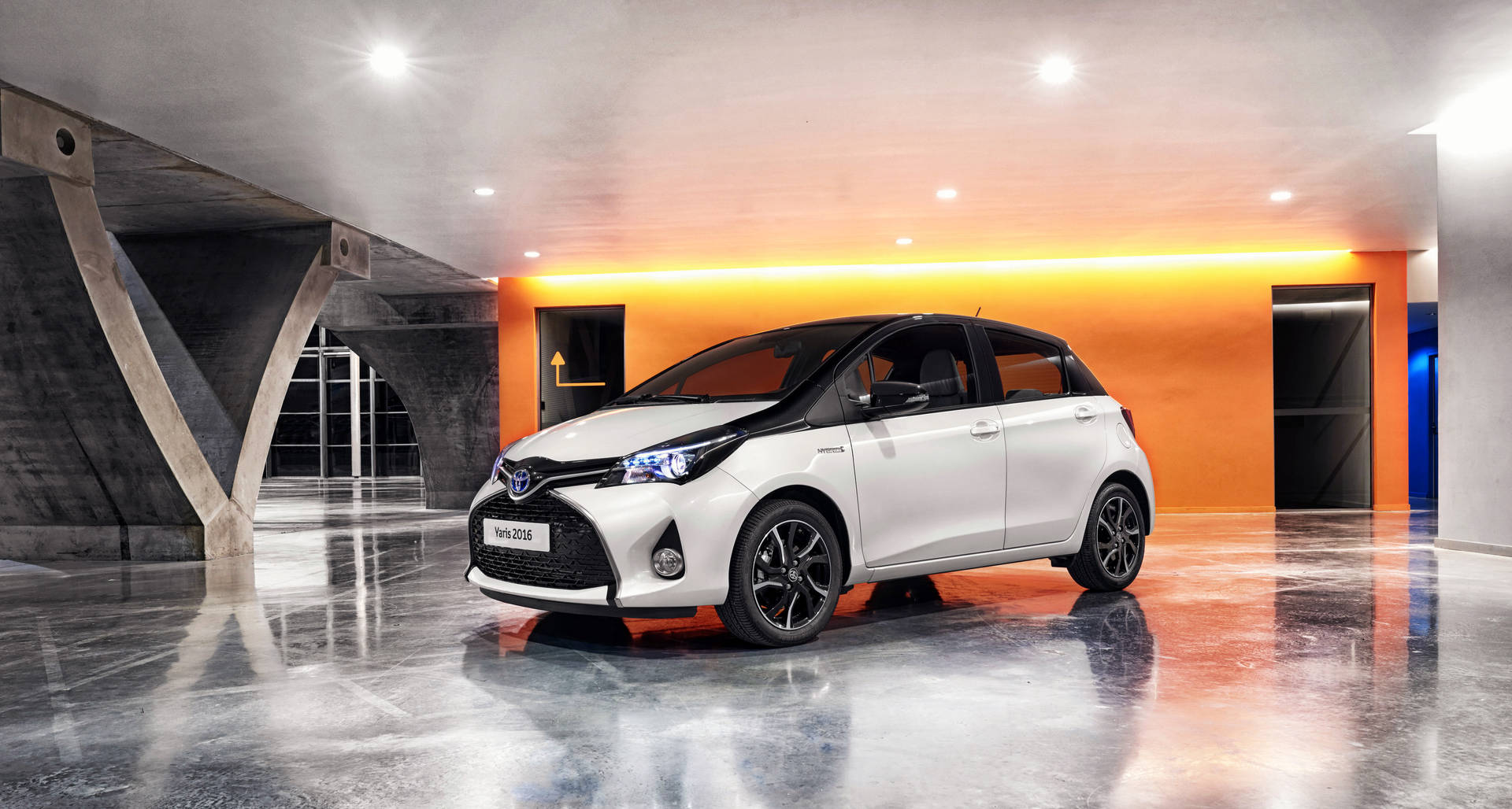 現代混凝土車庫中帶有橙色燈光的白色豐田Yaris 2018。 — Toyota Supra 壁紙