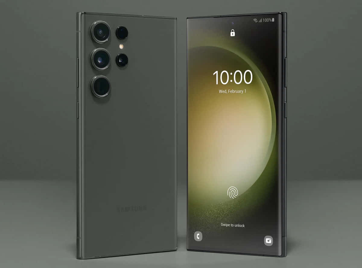  壁紙 — 一部時尚的深灰色Samsung智慧型手機直立顯示，展示其相機陣列和帶有時間和日期的發光鎖定螢幕。