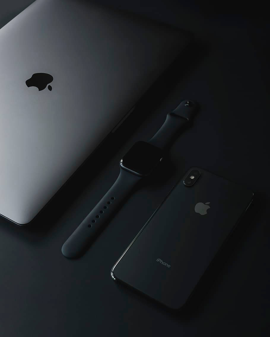 黑色 Apple iPhone、Apple Watch 和銀色 MacBook 在深色表面上 — 蘋果 壁紙