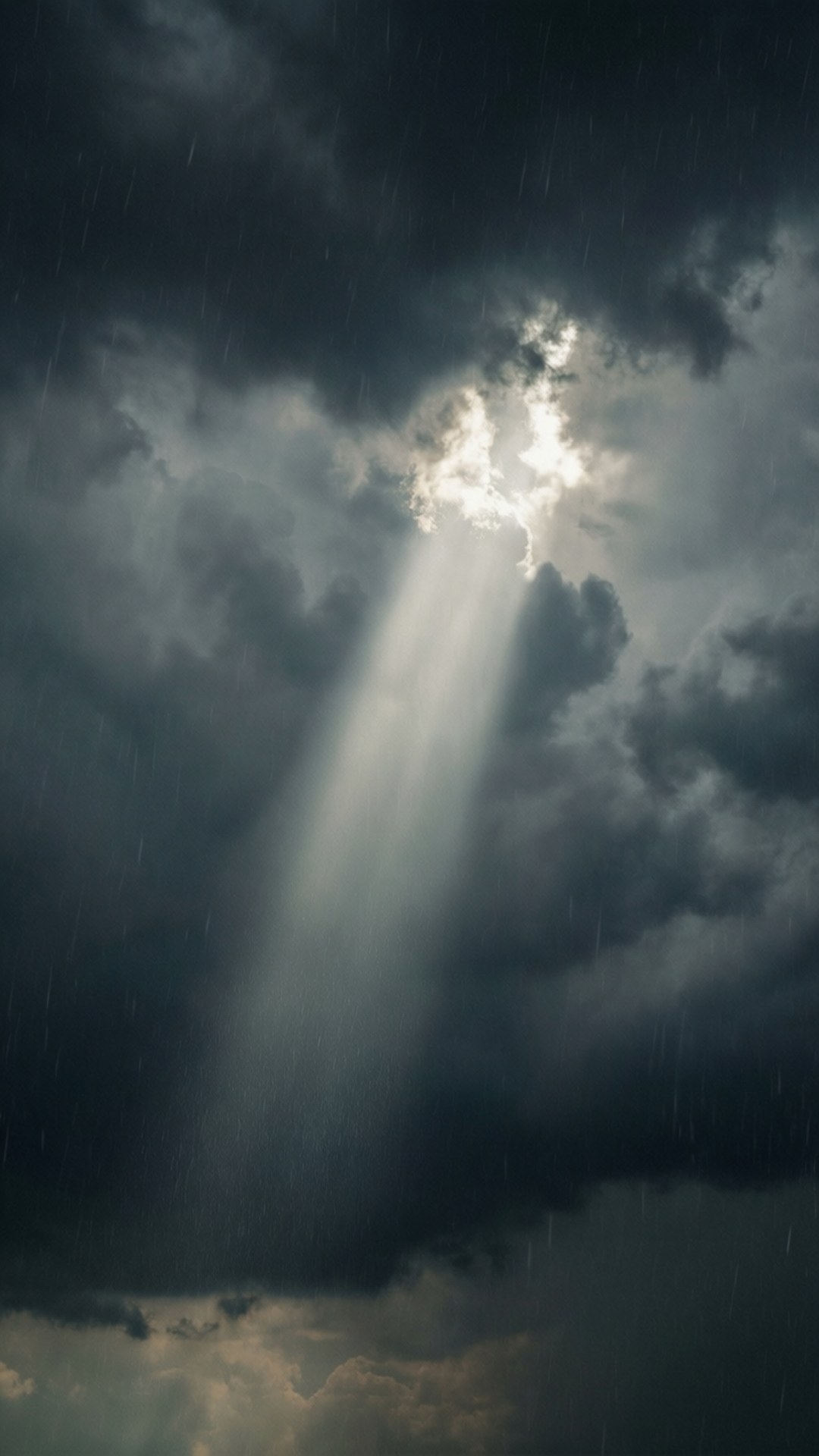 Light Through Storm 壁紙 — 一道戲劇性的陽光穿透黑暗的暴風雲，雨水在陰鬱的天空中落下。