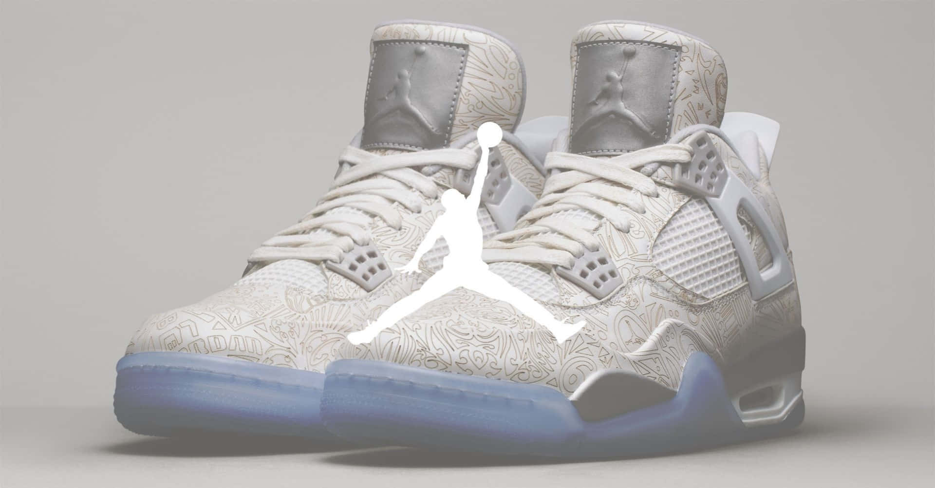白色Jordan 4運動鞋，佩斯利設計，藍色鞋底，灰色背景。 — Air Jordan 壁紙