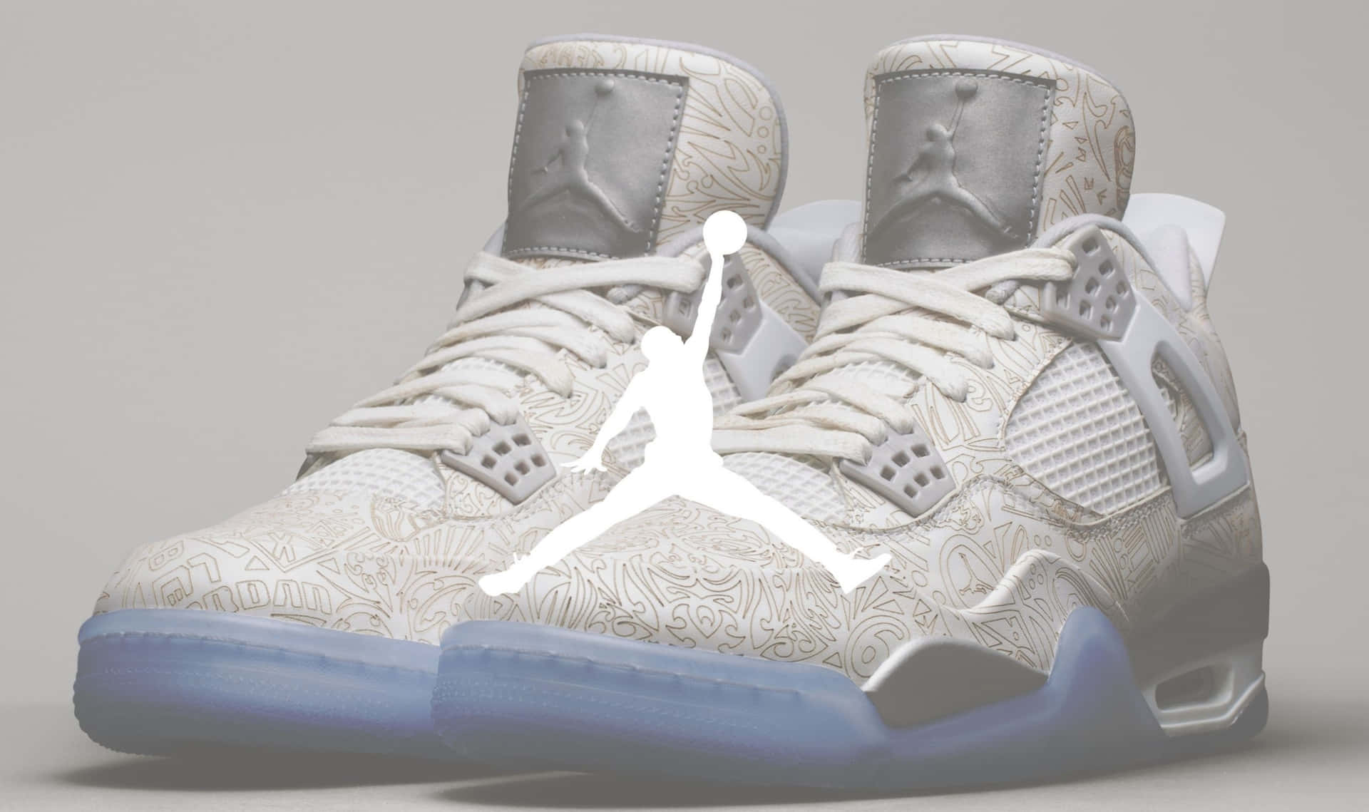 白色Jordan 4運動鞋，佩斯利設計，藍色鞋底，灰色背景。 — Air Jordan 壁紙