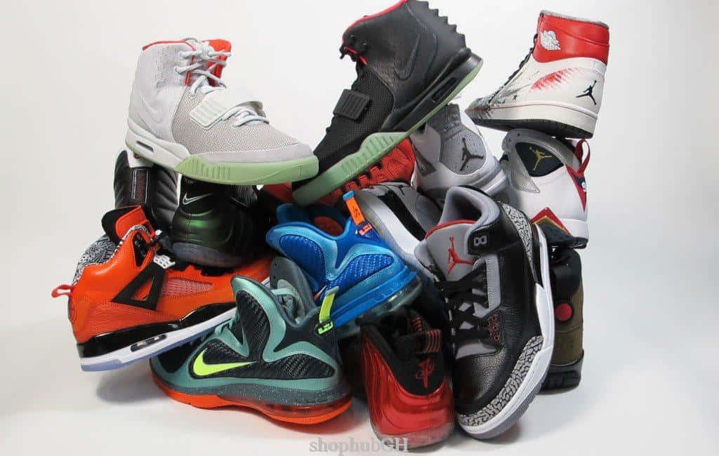 各種設計和品牌的多彩運動鞋堆疊。 — Air Jordan 壁紙
