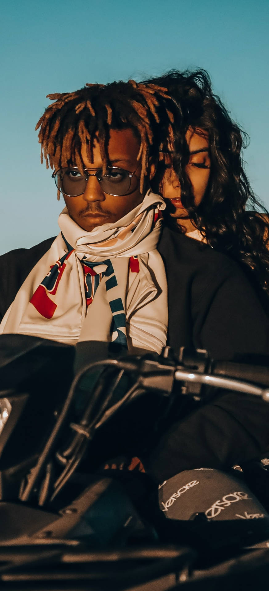 日落時分，一對梳著辮子頭戴眼鏡的夫婦在機車上。 — Juice Wrld 壁紙