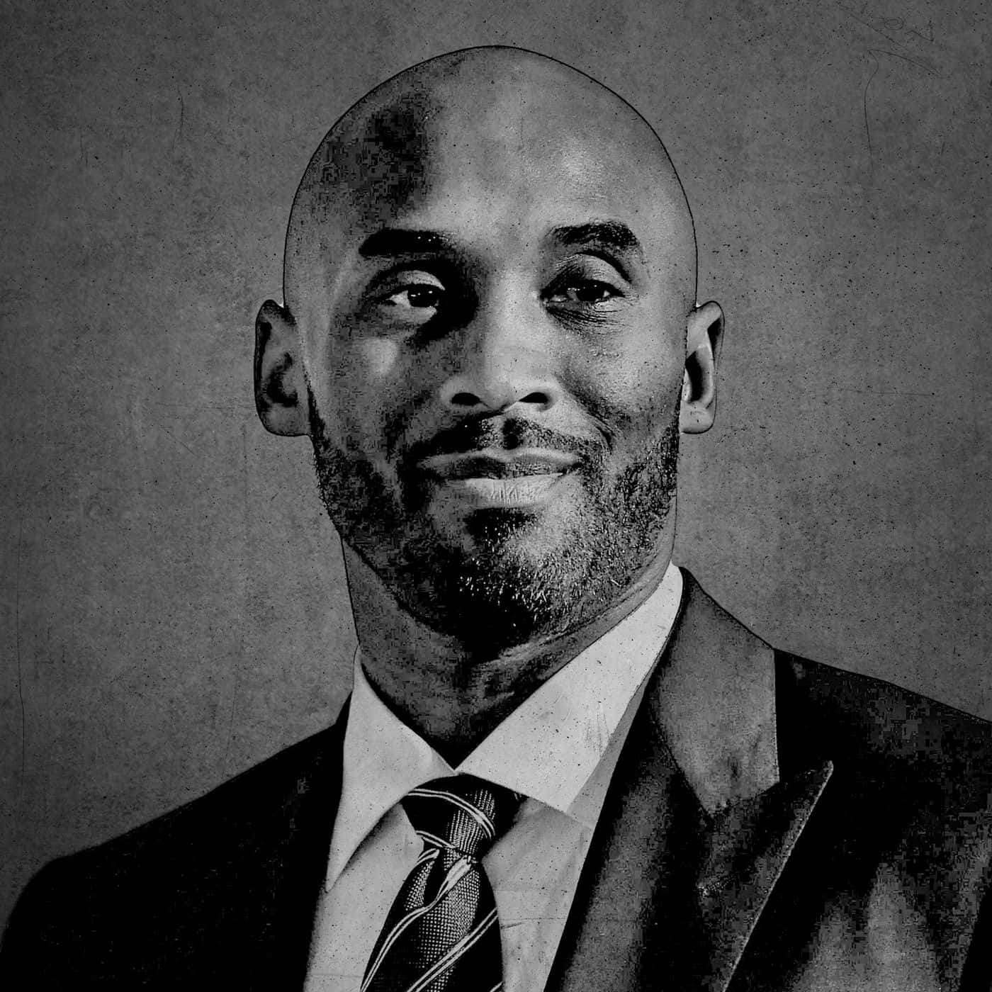  壁紙 — 一幅黑白肖像，Kobe Bryant 穿著西裝打領帶，在紋理背景前溫暖微笑。