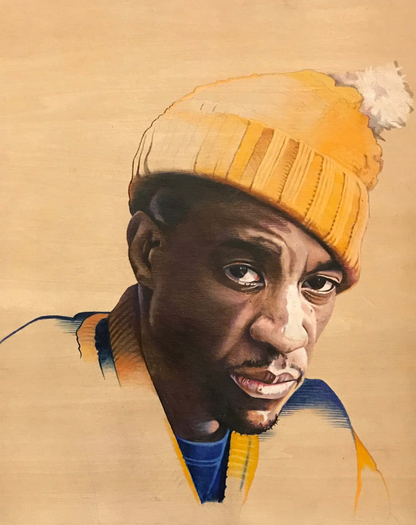  壁紙 — 一幅繪畫肖像，描繪一位戴著黃色無邊帽（帶白色絨球）的黑人男性，直視觀看者，帶著微妙的微笑。